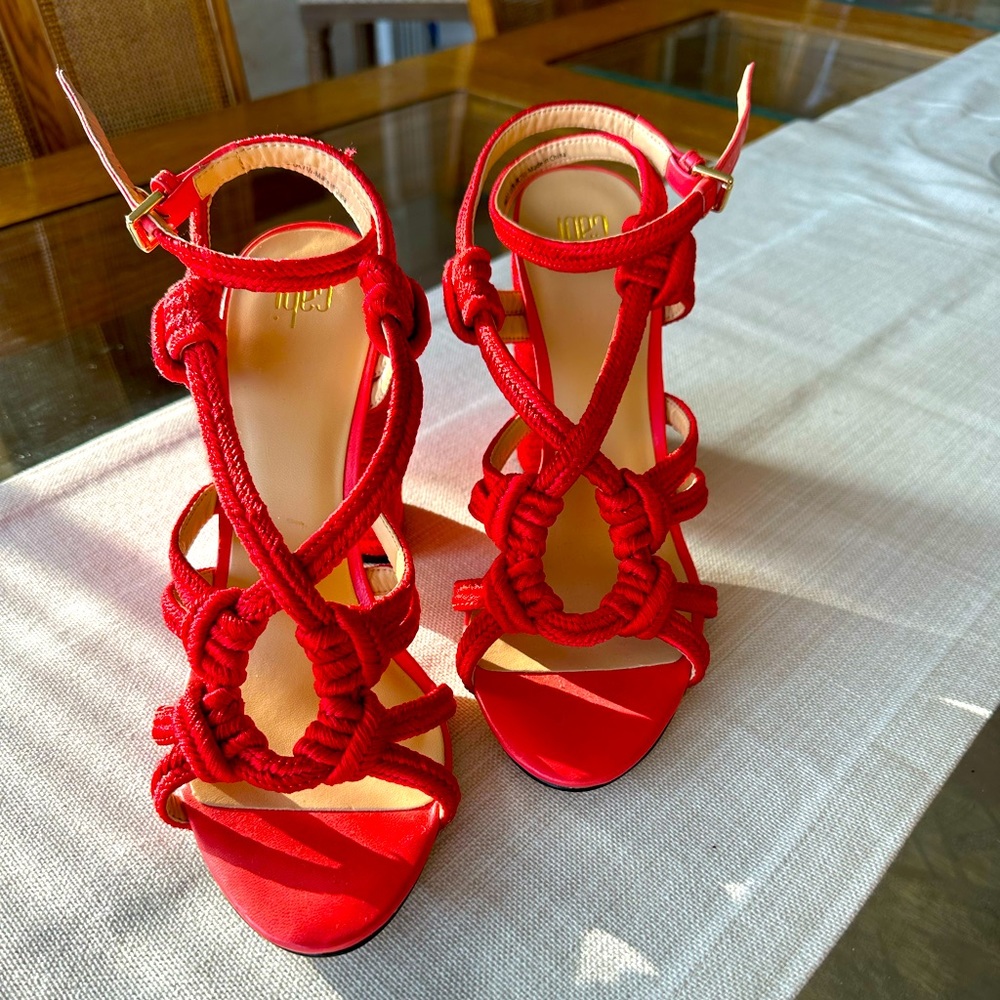 Cabi Tiptoe Red Rope Chucky Block Heel
Sandals Women Size 9
Style #6012